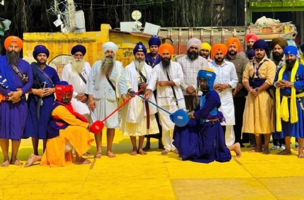 ਗੱਤਕਾ ਮੁਕਾਬਲਾ ਸ਼ੁਰੂ ਕਰਵਾਉਂਦੇ ਹੋਏ ਪ੍ਰਬੰਧਕ।
