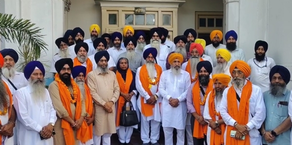 ਪਾਕਿਸਤਾਨ ਰਵਾਨਾ ਹੁੰਦਾ ਹੋਇਆ ਜਥਾ। ਪਾਕਿਸਤਾਨ ਰਵਾਨਾ ਹੁੰਦਾ ਹੋਇਆ ਜਥਾ।