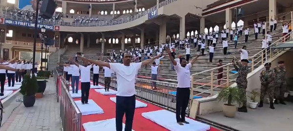 वाघा-अटारी पर योग करते हुए जवान और लोग वाघा-अटारी पर योग करते हुए जवान और लोग
