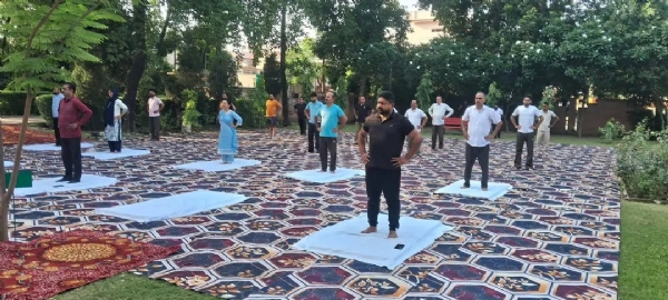 ਜ਼ਿਲ੍ਹਾ ਕਚਹਿਰੀਆਂ ਗੁਰਦਾਸਪੁਰ ਵਿਖੇ ਆਯੋਜਿਤ ਅੰਤਰਰਾਸ਼ਟਰੀ ਯੋਗਾ ਦਿਵਸ ਸਮਾਰੋਹ ਦਾ ਦ੍ਰਿਸ਼। ਜ਼ਿਲ੍ਹਾ ਕਚਹਿਰੀਆਂ ਗੁਰਦਾਸਪੁਰ ਵਿਖੇ ਆਯੋਜਿਤ ਅੰਤਰਰਾਸ਼ਟਰੀ ਯੋਗਾ ਦਿਵਸ ਸਮਾਰੋਹ ਦਾ ਦ੍ਰਿਸ਼।