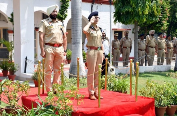 ਮਹਾਰਾਜਾ ਰਣਜੀਤ ਸਿੰਘ ਪੰਜਾਬ ਪੁਲਿਸ ਅਕੈਡਮੀ ਵਿਖੇ ਚਾਰਜ ਸੰਭਾਲਣ ਮੌਕੇ ਆਈਪੀਐਸ ਅਧਿਕਾਰੀ ਧਨਪ੍ਰੀਤ ਕੌਰ ਮਹਾਰਾਜਾ ਰਣਜੀਤ ਸਿੰਘ ਪੰਜਾਬ ਪੁਲਿਸ ਅਕੈਡਮੀ ਵਿਖੇ ਚਾਰਜ ਸੰਭਾਲਣ ਮੌਕੇ ਆਈਪੀਐਸ ਅਧਿਕਾਰੀ ਧਨਪ੍ਰੀਤ ਕੌਰ
