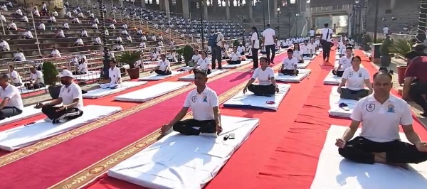वाघा-अटारी पर योग करते हुए जवान और लोग वाघा-अटारी पर योग करते हुए जवान और लोग