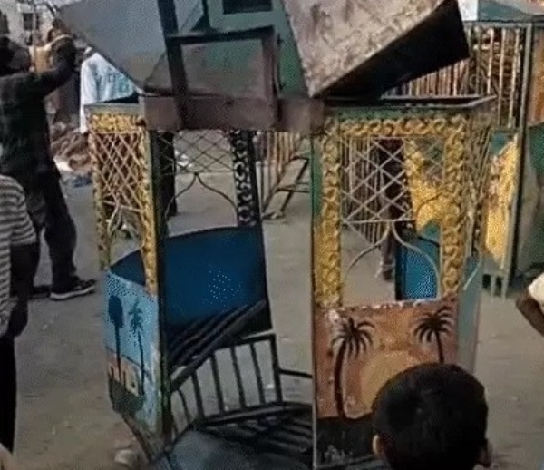 ਚੰਡੋਲ ਤੋਂ ਟੁੱਟ ਕੇ ਡਿੱਗਿਆ ਬੈਠਣ ਵਾਲਾ ਹਿੱਸਾ।