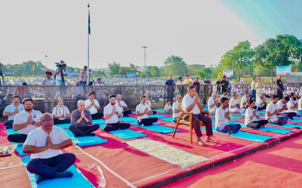 योग करते हुए पंजाब के राज्यपाल एवं चंडीगढ़ के प्रशासक गुलाब चंद कटारिया योग करते हुए पंजाब के राज्यपाल एवं चंडीगढ़ के प्रशासक गुलाब चंद कटारिया