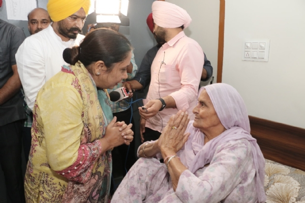 ਬਜ਼ੁਰਗਾਂ ਨੂੰ ਮਿਲਦੇ ਹੋਏ ਮੰਤਰੀ ਡਾ. ਬਲਜੀਤ ਕੌਰ।