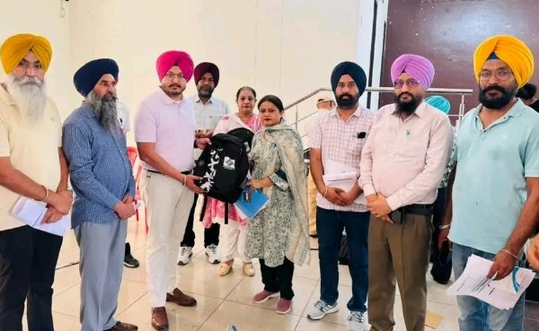 ਕਿੱਟਾਂ ਵੰਡਣ ਸਮੇਂ ਗੁਰਸਿਮਰਨ ਸਿੰਘ ਢਿੱਲੋਂ, ਚੋਣਕਾਰ ਰਜਿਸਟ੍ਰੇਸਨ ਅਫ਼ਸਰ-ਕਮ-ਵਧੀਕ ਡਿਪਟੀ ਕਮਿਸ਼ਨਰ (ਜ) ਗੁਰਦਾਸਪੁਰ ਕਿੱਟਾਂ ਵੰਡਣ ਸਮੇਂ ਗੁਰਸਿਮਰਨ ਸਿੰਘ ਢਿੱਲੋਂ, ਚੋਣਕਾਰ ਰਜਿਸਟ੍ਰੇਸਨ ਅਫ਼ਸਰ-ਕਮ-ਵਧੀਕ ਡਿਪਟੀ ਕਮਿਸ਼ਨਰ (ਜ) ਗੁਰਦਾਸਪੁਰ