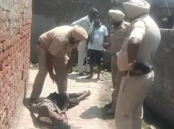 ਮੌਕੇ ਪੁਲਿਸ ਜਾਂਚ ਕਰਦੀ ਹੋਈ।