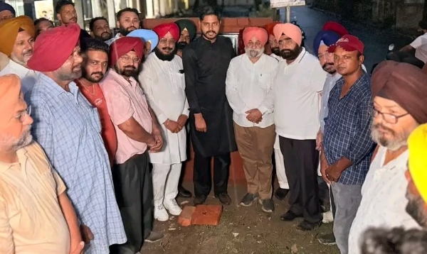 ਲਾਈਟਾਂ ਲਗਾਉਣ ਦਾ ਉਦਘਾਟਨ ਕਰਨ ਮੌਕੇ ਵਿਧਾਇਕ ਅਮਨਸ਼ੇਰ ਸ਼ਿੰਘ ਸ਼ੈਰੀ ਕਲਸੀ