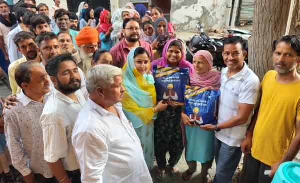 ਰਾਸ਼ਨ ਕਿੱਟਾਂ ਦੀ ਵੰਡ ਕਰਦੇ ਹੋਏ ਖੁਸ਼ੀ ਫਾਊਂਡੇਸ਼ਨ ਦੇ ਚੇਅਰਪਰਸਨ ਖੁਸ਼ਬੂ ਸਾਵਣ ਸੁੱਖਾਂ