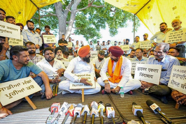 ਕੈਬ ਡਰਾਈਵਰਾਂ ਨਾਲ ਮੁਲਾਕਾਤ ਕਰਦੇ ਹੋਏ ਕਾਂਗਰਸ ਪ੍ਰਧਾਨ ਰਾਜਾ ਵੜਿੰਗ। ਕੈਬ ਡਰਾਈਵਰਾਂ ਨਾਲ ਮੁਲਾਕਾਤ ਕਰਦੇ ਹੋਏ ਕਾਂਗਰਸ ਪ੍ਰਧਾਨ ਰਾਜਾ ਵੜਿੰਗ।