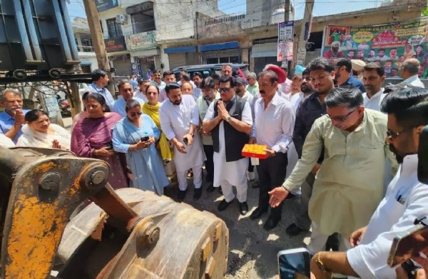 ਹਲਕਾ ਲੁਧਿਆਣਾ ਉੱਤਰੀ ’ਚ 22 ਫੁੱਟੀ ਸੜਕ ਦਾ ਉਦਘਾਟਨ ਕਰਨ ਸਮੇਂ ਵਿਧਾਇਕ ਬੱਗਾ