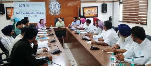 ਮੀਟਿੰਗ ਕਰਦੇ ਹੋਏ  ਜ਼ਿਲ੍ਹਾ ਚੋਣ ਅਫ਼ਸਰ-ਕਮ-ਡਿਪਟੀ ਕਮਿਸ਼ਨਰ ਅਮਰਪ੍ਰੀਤ ਕੌਰ ਸੰਧੂ।