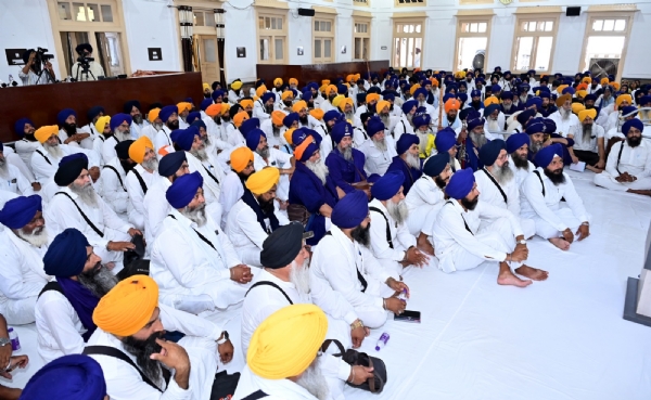 ਸ਼੍ਰੋਮਣੀ ਕਮੇਟੀ ਦੀ ਇਕੱਤਰਤਾ ’ਚ ਹਾਜ਼ਰ ਨਿਹੰਗ ਜਥੇਬੰਦੀਆਂ ਤੇ ਸੰਗਤ।