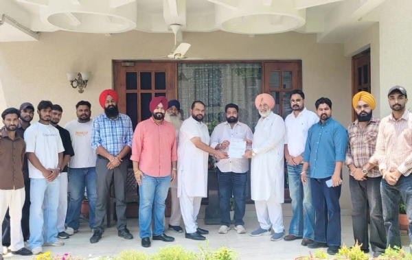 ਨਰਿੰਦਰ ਪਾਲ ਸਿੰਘ ਨੂੰ ਓ.ਬੀ.ਸੀ. ਸੈੱਲ ਦੇ ਜ਼ਿਲ੍ਹਾ ਉਪ ਪ੍ਰਧਾਨ ਦਾ ਨਿਯੁਕਤੀ ਪੱਤਰ ਸੌਂਪਦੇ ਸਾਬਕਾ ਸਿਹਤ ਮੰਤਰੀ ਬਲਬੀਰ ਸਿੰਘ ਸਿੱਧੂ ਨਰਿੰਦਰ ਪਾਲ ਸਿੰਘ ਨੂੰ ਓ.ਬੀ.ਸੀ. ਸੈੱਲ ਦੇ ਜ਼ਿਲ੍ਹਾ ਉਪ ਪ੍ਰਧਾਨ ਦਾ ਨਿਯੁਕਤੀ ਪੱਤਰ ਸੌਂਪਦੇ ਸਾਬਕਾ ਸਿਹਤ ਮੰਤਰੀ ਬਲਬੀਰ ਸਿੰਘ ਸਿੱਧੂ