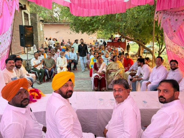 ਲੋਕ ਮਿਲਣੀ ਕਰਦੇ ਹੋਏ ਮੰਤਰੀ ਹਰਭਜਨ ਸਿੰਘ ਈ.ਟੀ.ਓ.।