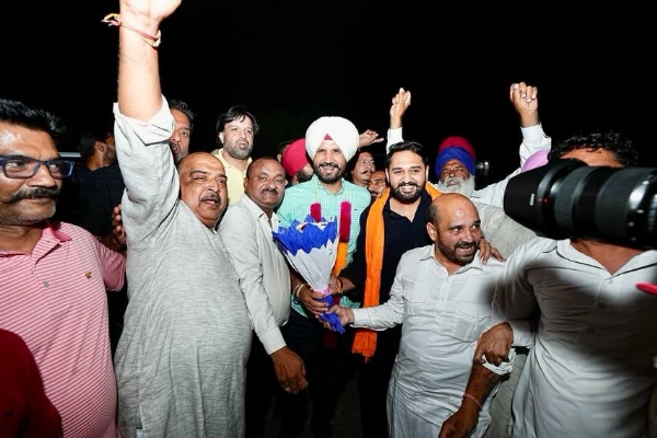 ਸ਼ੁਭਮ ਸ਼ਰਮਾ ਨੂੰ ਵਧਾਈ ਦਿੰਦੇ ਹੋਏ ਪੰਜਾਬ ਕਾਂਗਰਸ ਪ੍ਰਧਾਨ ਅਮਰਿੰਦਰ ਸਿੰਘ ਰਾਜਾ ਵੜਿੰਗ।