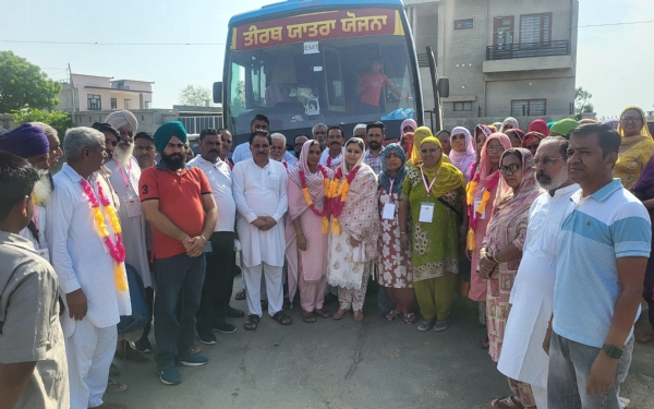 ਧਾਰਮਿਕ ਸਥਾਨਾਂ ਦੇ ਦਰਸ਼ਨਾਂ ਲਈ ਬੱਸਾਂ ਰਵਾਨਾ ਕਰਦੇ ਹੋਏ ਖੁਸ਼ਬੂ ਸਵਨਾ