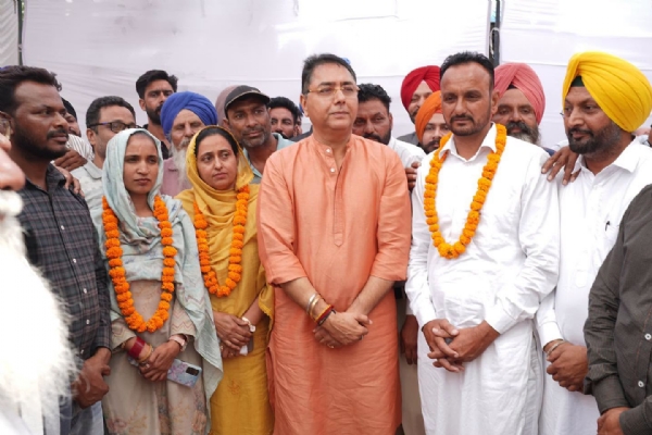 ਲੌਂਗੋਵਾਲ ਨਗਰ ਕੌਂਸਲ ਦੀ ਨਵ ਨਿਯੁਕਤ ਪ੍ਰਧਾਨ ਰਸ਼ਪਾਲ ਕੌਰ ਸਮੇਤ ਹੋਰਨਾਂ ਨਾਲ ਮੰਤਰੀ ਅਮਨ ਅਰੋੜਾ। ਲੌਂਗੋਵਾਲ ਨਗਰ ਕੌਂਸਲ ਦੀ ਨਵ ਨਿਯੁਕਤ ਪ੍ਰਧਾਨ ਰਸ਼ਪਾਲ ਕੌਰ ਸਮੇਤ ਹੋਰਨਾਂ ਨਾਲ ਮੰਤਰੀ ਅਮਨ ਅਰੋੜਾ।