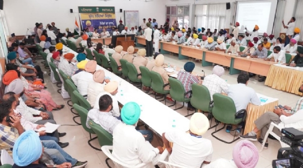 ਮੀਟਿੰਗ ਦੌਰਾਨ ਪੰਜਾਬ ਦੇ ਸਿਹਤ ਤੇ ਪਰਿਵਾਰ ਭਲਾਈ ਮੰਤਰੀ ਡਾ. ਬਲਬੀਰ ਸਿੰਘ, ਵਿਧਾਇਕ, ਅਧਿਕਾਰੀ ਅਤੇ ਪਾਰਟੀ ਵਰਕਰ