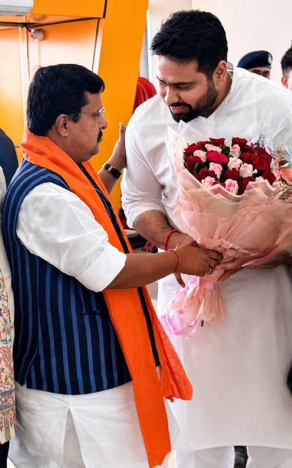ਭਾਜਪਾ ਦੇ ਰਾਸ਼ਟਰੀ ਪ੍ਰਧਾਨ ਨਿਤਿਨ ਨਬੀਨ ਨਾਲ ਮੁਲਾਕਾਤ ਕਰਦੇ ਹੋਏ ਭਾਜਪਾ ਨੇਤਾ ਅਕਸ਼ੈ ਸ਼ਰਮਾ।