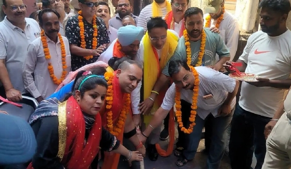 ਸੀਵਰੇਜ ਪਾਉਣ ਅਤੇ ਗਲੀਆਂ ਪੱਕੀਆਂ ਕਰਨ ਦੇ ਵਿਕਾਸ ਕਾਰਜ ਦਾ ਉਦਘਾਟਨ ਕਰਦੇ ਵਿਧਾਇਕ ਡਾ. ਅਜੇ ਗੁਪਤਾ।