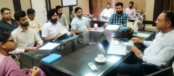 ਮੀਟਿੰਗ ਦੌਰਾਨ ਹਰਬੰਸ ਸਿੰਘ, ਡੀ.ਜੀ.ਆਰ.ਓ ਫਾਜ਼ਿਲਕਾ ਅਤੇ ਹੋਰ।