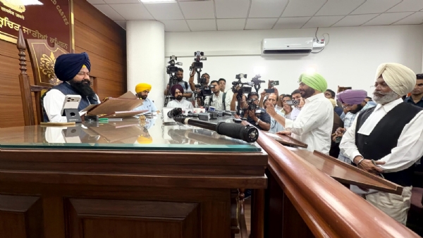 ਚੇਅਰਮੈਨ ਜਸਵੀਰ ਸਿੰਘ ਗੜ੍ਹੀ ਅੱਗੇ ਪੇਸ਼ ਹੁੰਦੇ ਹੋਏ ਰਵਨੀਤ ਬਿੱਟੂ।