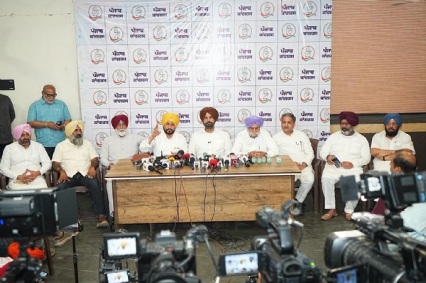 ਕਾਂਗਰਸ ਦੇ ਸੀਨੀਅਰ ਆਗੂ ਸੰਬੋਧਨ ਕਰਦੇ ਹੋਏ।