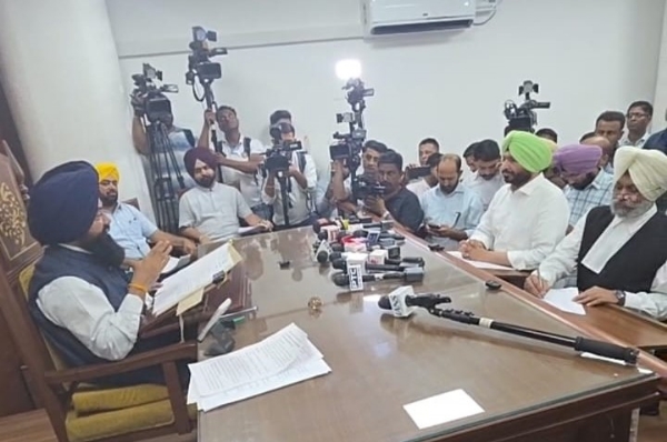 ਕੇਂਦਰੀ ਰਾਜ ਮੰਤਰੀ ਰਵਨੀਤ ਬਿੱਟੂ ਨੂੰ ਐਸਸੀ ਕਮਿਸ਼ਨ ਸਾਹਮਣੇ ਆਪਣਾ ਪੱਖ ਪੇਸ਼ ਕਰਦੇ ਹੋਏ