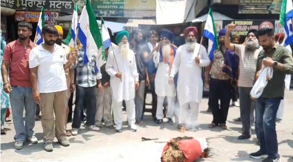 ਹੁਸ਼ਿਆਰਪੁਰ ਵਿੱਚ ਭਾਜਪਾ ਦਫ਼ਤਰ ਅੱਗੇ ਰੋਸ ਪ੍ਰਦਰਸ਼ਨ ਕਰਦੇ ਹੋਏ ਕਿਸਾਨ।