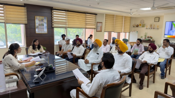 ਮੀਟਿੰਗ ਕਰਦੇ ਹੋਏ ਡੀ.ਸੀ. ਮੋਹਾਲੀ ਕੋਮਲ ਮਿੱਤਲ।