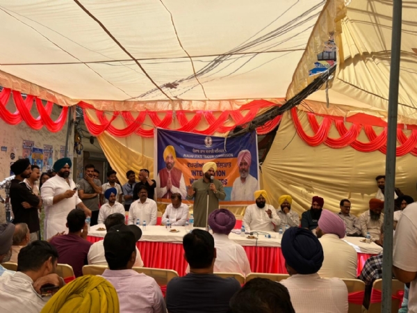 ਸੋਹਾਣਾ ਮਾਰਕੀਟ ਵਿਖੇ ਦੁਕਾਨਦਾਰਾਂ ਅਤੇ ਵਪਾਰੀਆਂ ਦੀਆਂ ਸਮੱਸਿਆਵਾਂ ਸੁਣਦੇ ਹੋਏ ਅਧਿਕਾਰੀ।