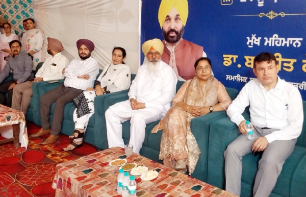 ਹੁਨਰ ਵਿਕਾਸ ਪ੍ਰੋਗਰਾਮ ਦੀ ਸ਼ੁਰੂਆਤ ਮੌਕੇ ਮੰਤਰੀ ਡਾ. ਬਲਜੀਤ ਕੌਰ ਤੇ ਹੋਰ। ਹੁਨਰ ਵਿਕਾਸ ਪ੍ਰੋਗਰਾਮ ਦੀ ਸ਼ੁਰੂਆਤ ਮੌਕੇ ਮੰਤਰੀ ਡਾ. ਬਲਜੀਤ ਕੌਰ ਤੇ ਹੋਰ।