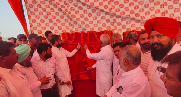 ਫਾਜ਼ਿਲਕਾ ’ਚ ਪ੍ਰੋਜੈਕਟ ਦਾ ਉਦਘਾਟਨ ਕਰਨ ਸਮੇਂ ਮੰਤਰੀ ਬਰਿੰਦਰ ਕੁਮਾਰ ਗੋਇਲ, ਵਿਧਾਇਕ ਨਰਿੰਦਰਪਾਲ ਸਿੰਘ ਸਵਨਾ  ਅਤੇ ਹੋਰ