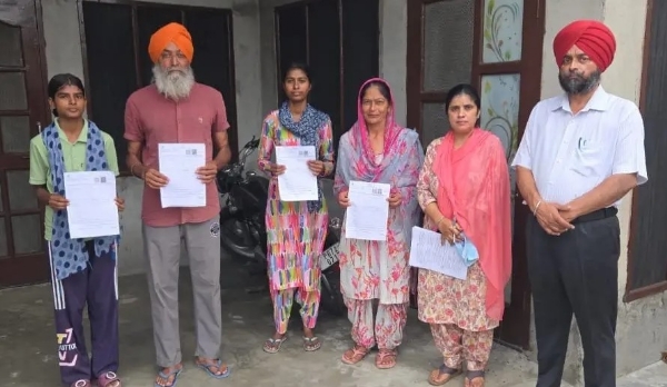 ਘਰ-ਘਰ ਜਾ ਕੇ ਵੋਟਰਾਂ ਨੂੰ ਗਣਨਾ ਫਾਰਮ ਵੰਡਣ ਸਮੇਂ ਬੀ.ਐੱਲ.ਓਜ਼