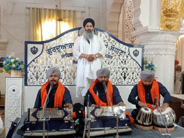 ਕੀਰਤਨ ਕਰਦਾ ਹੋਇਆ ਕੀਰਤਨੀ ਜਥਾ।