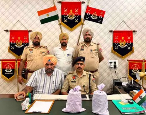 ਮਾਮਲੇ ਸਬੰਧੀ ਜਾਣਕਾਰੀ ਦਿੰਦੇ ਹੋਏ ਪੁਲਿਸ ਅਧਿਕਾਰੀ।