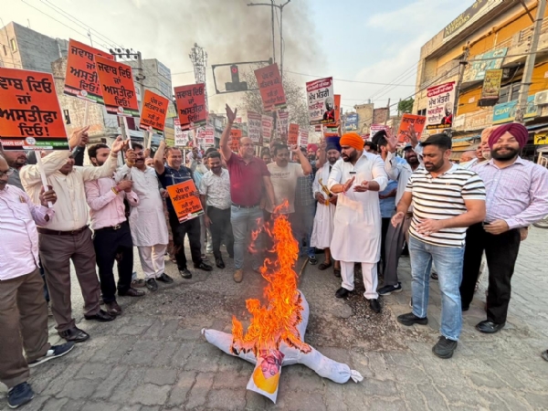 ਪ੍ਰਦਰਸ਼ਨ ਕਰਦੇ ਹੋਏ ਭਾਜਪਾ ਆਗੂ।