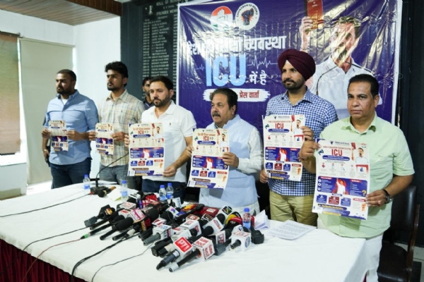 ਮੁਹਿੰਮ ਦਾ ਆਗਾਜ਼ ਕਰਦੇ ਹੋਏ ਸੀਨੀਅਰ ਕਾਂਗਰਸੀ ਲੀਡਰ।