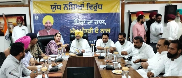 ਮੀਟਿੰਗ ਕਰਦੇ ਹੋਏ ਮੰਤਰੀ ਗੁਰਮੀਤ ਸਿੰਘ ਖੁੱਡੀਆਂ।