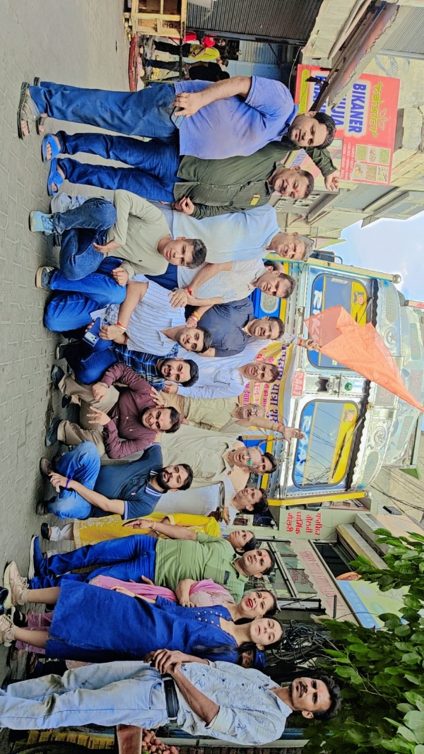 ਹਰਿਓਮ ਸੇਵਾ ਮੰਡਲ ਦੇ ਮੈਂਬਰ ਟਰੱਕ ਰਵਾਨਾ ਕਰਦੇ ਹੋਏ।
