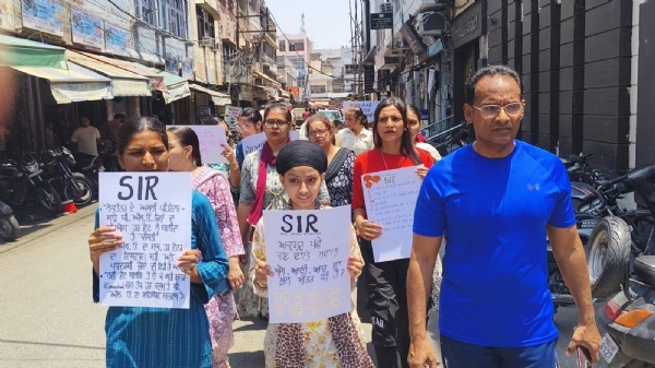 ਆਈਟੀਆਈ ਦੇ ਵਿਦਿਆਰਥੀ ਐਸ.ਆਈ.ਆਰ ਸਬੰਧੀ ਜਾਗਰੂਕ ਕਰਦੇ ਹੋਏ।