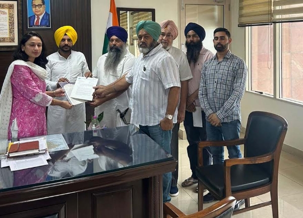 ਡਿਪਟੀ ਕਮਿਸ਼ਨਰ ਮੋਹਾਲੀ ਨੂੰ ਮੰਗ ਪੱਤਰ ਸੋਂਪਦੇ ਹੋਏ ਗੁਰਦੁਆਰਾ ਸਾਹਿਬ ਦੇ ਪ੍ਰਧਾਨ ਤੇ ਹੋਰ।