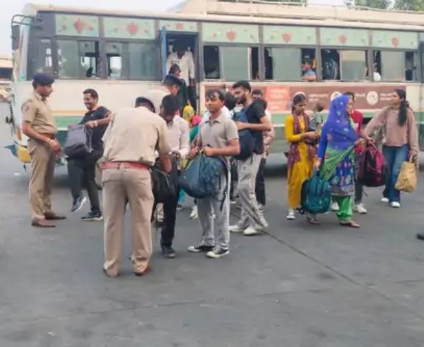 ਸਰਚ ਕਰਦੀ ਹੋਈ ਪੁਲਿਸ।