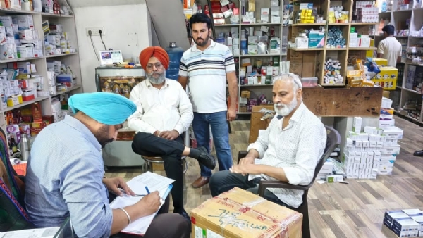 ਮੈਡੀਕਲ ਸਟੋਰਾਂ ਦੀ ਜਾਂਚ ਕਰਦੇ ਹੋਏ ਅਧਿਕਾਰੀ।