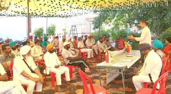 ਕ੍ਰਿਸ਼ੀ ਵਿਗਿਆਨ ਕੇਂਦਰ ਬਠਿੰਡਾ ਵੱਲੋਂ ਆਯੋਜਿਤ ਜਾਗਰੂਕਤਾ ਕੈਂਪ ਦੌਰਾਨ ਖੇਤੀ ਮਾਹਿਰ ਅਤੇ ਕਿਸਾਨ