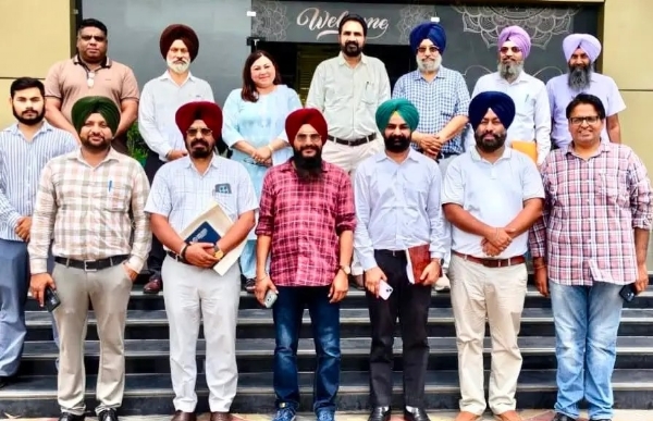ਸਮਾਗਮ ਦੀਆਂ ਤਿਆਰੀਆਂ ਨੂੰ ਅੰਤਿਮ ਛੋਹਾਂ ਦੇਣ ਮੌਕੇ ਜ਼ਿਲ੍ਹੇ ਦੇ ਸਿੱਖਿਆ ਅਧਿਕਾਰੀ ਸਾਂਝੀ ਤਸਵੀਰ ਦੌਰਾਨ।