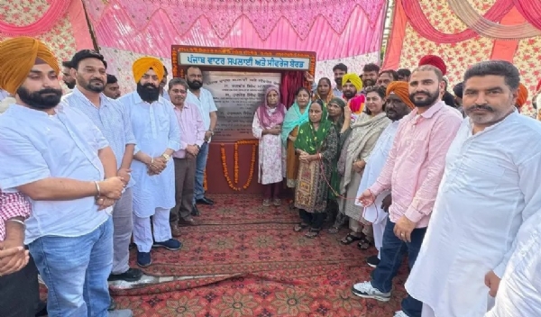 ਪ੍ਰੋਜੈਕਟ ਦਾ ਨੀਂਹ ਪੱਥਰ ਰੱਖਣ ਉਪਰੰਤ ਲੋਕ ਨਿਰਮਾਣ ਮੰਤਰੀ ਹਰਭਜਨ ਈਟੀਓ ਇਲਾਕੇ ਦੇ ਲੋਕਾਂ ਦੇ ਨਾਲ।