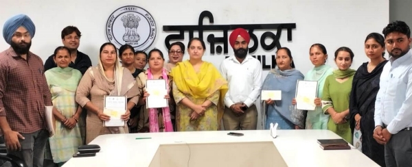 ਮਹਿਲਾ ਉੱਦਮੀਆਂ ਅਤੇ ਸੈਲਫ ਹੈਲਪ ਗਰੁੱਪਾਂ ਨੂੰ ਚੈੱਕ ਅਤੇ ਸਰਟੀਫਿਕੇਟ ਵੰਡਦੇ ਹੋਏ ਫਾਜ਼ਿਲਕਾ ਦੇ ਡਿਪਟੀ ਕਮਿਸ਼ਨਰ ਅਮਰਪ੍ਰੀਤ ਕੌਰ ਸੰਧੂ