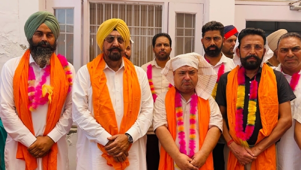 ਨਗਰ ਕੌਂਸਲ ਦੇ ਨਵ ਨਿਯੁਕਤ ਅਹੁਦੇਦਾਰਾਂ ਨਾਲ ਵਿਧਾਇਕ ਕੁਲਜੀਤ ਸਿੰਘ ਰੰਧਾਵਾ।